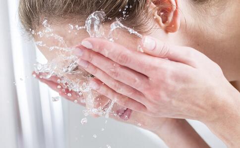 Преимущества мытья лица с мылом