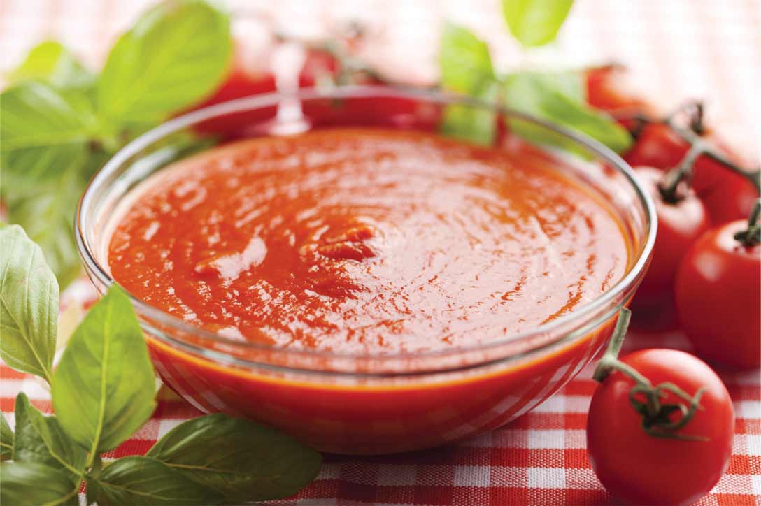 Как удалить пятна с томатного соуса на одежду?
